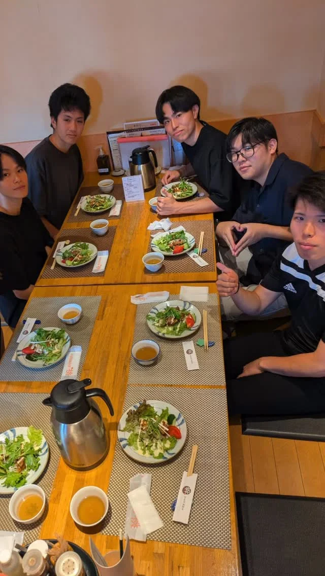 先日奨学生のみんなと集まって、
日産のカードゲームをしました🃏✨
景品のために頑張る方、
景品よりも好きなカードを集めたい方、
想いもそれぞれで楽しかったです😊  その後は、ランチをしに甲府市にある
中華料理に行きました🍜！
メインが来る前にお腹いっぱいになる
前菜の数々・・・笑
どれも美味しかったね😋😋  また学校にも会いに行きます🫡✨  #日産
#nissan
#松本日産
#甲斐日産
#長野県
#松本市
#山梨県
#甲府市
#整備士