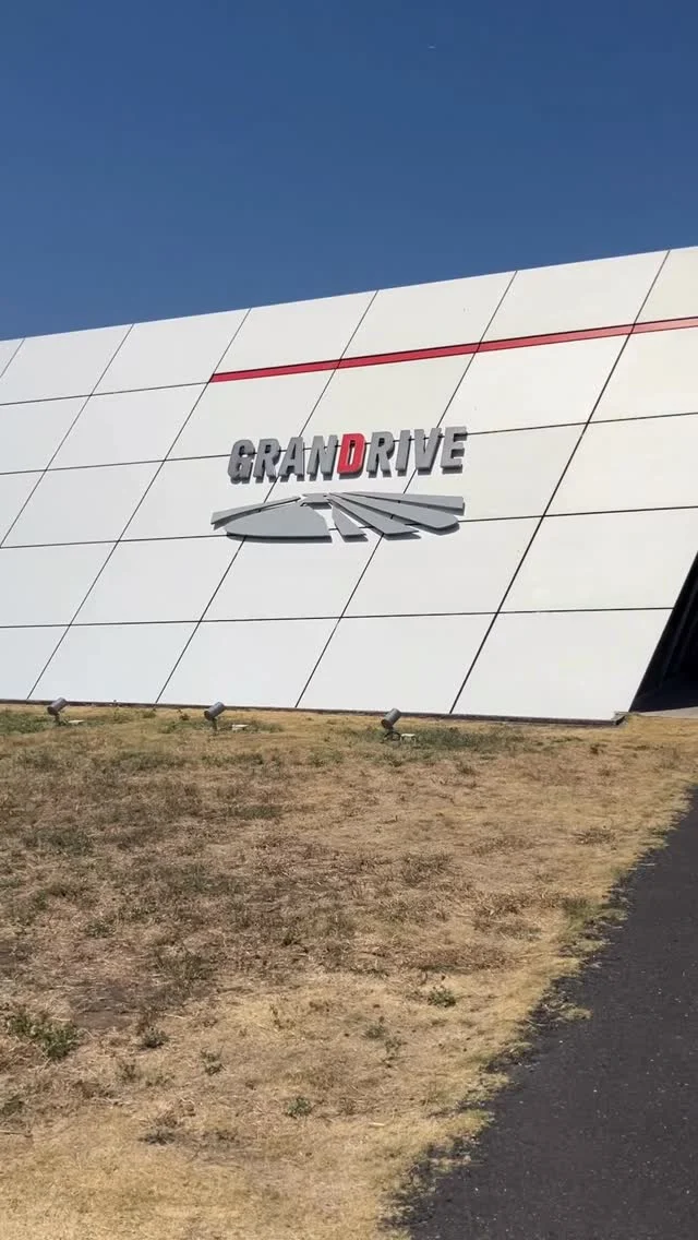 こんにちは！
人事採用グループです😌  ＭＮホールディングスの内定者の
みんなで横須賀市のグランドライブ試乗会に
行ってきました🤗  ５車種の試乗と、
５つの日産の技術が体験できます✨  その中でも、やっぱりGT-Rのバンク走行は
みんなのテンションが爆上がりです笑  ２日目は、日産グローバル本社へ
２４時間テレビの生放送中で賑わっていました💫  体験した日産の技術を、入社後に活かして
もらえたら嬉しいです☺️  #日産
#nissan
#長野県
#松本市
#山梨県
#甲府市
#内定者
#懇親会
#26卒