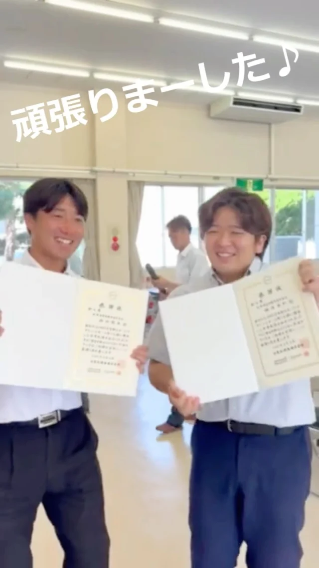 こんにちは！
人事採用グループです🌱  ８月４日に松本日産の創立７２周年式典と
恒例のソフトボール大会が開催されました🌻  優秀社員の表彰では、新人の部で
見事２名が銀賞を受賞しました！！
おめでとうございます👏
同期と切磋琢磨しながらお客様と向き合ってきた２年間☺️
これからの成長がさらに楽しみです✨  さらに、勤続１０年、２０年、３０年の方には
会社から旅行代をプレゼント🥰  そして！！
ソフトボール大会！
３０年以上働いてる人が
「雨天中止は、１回だけだった」と言うほどの
晴れ男、晴れ女集団🙄
今年も熱い戦いでした🌈
雰囲気が伝われば嬉しいです🫶  #松本日産 #長野県 #創立記念 #ソフトボール大会 #アットホーム
